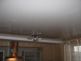 глянцевые натяжные потолки на кухне